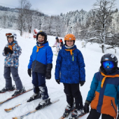 młodzież na nartach